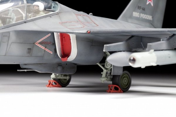 Zvezda 4818 Russian Light Bomber YAK-130 &quot;Mitten&quot;