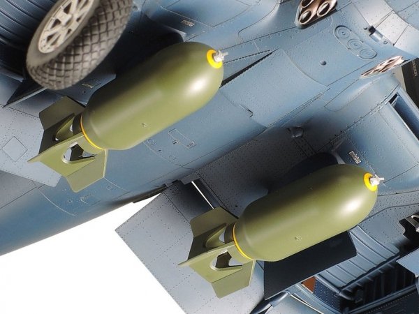 Tamiya 60327 1/32 F4U-1D Corsair