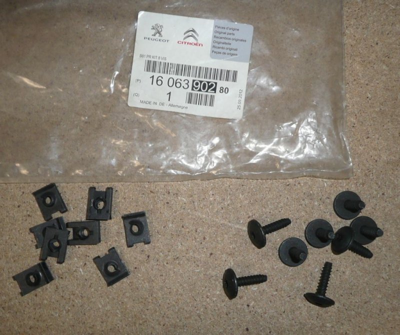 ENSEMBLE DE VIS POUR PARE-CHOCS ARRIÈRE CITROËN DS5 =1617875380 - CHANGEMENT DE RÉFÉRENCE. ,  1606390280