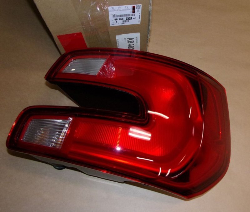 Feu arrière Citroën C4 Picasso II gauche, 9676853980, 9676853980, 