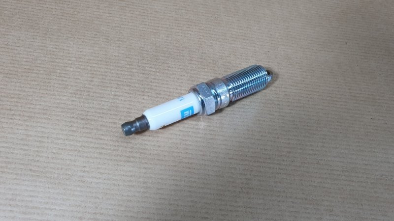 Bougie d'allumage d'origine Opel Astra J 2.0 Turbo, 12620540