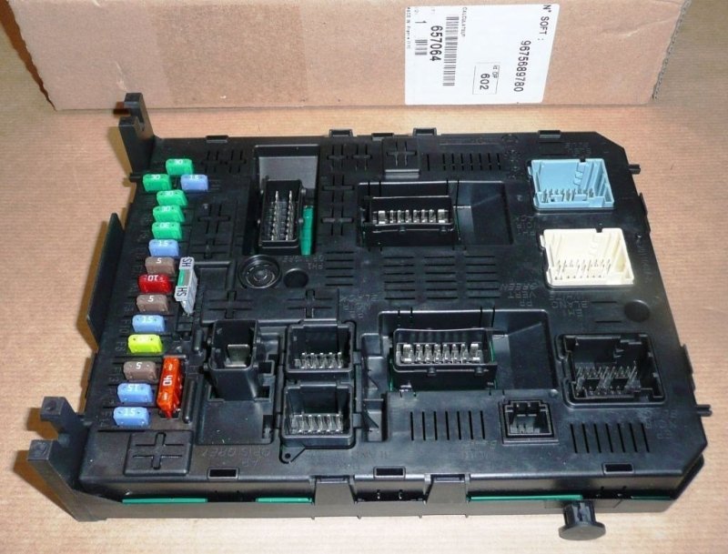 Boîte à fusibles Boîte à relais Citroën Peugeot 3008 5008 657064, 6570.64
