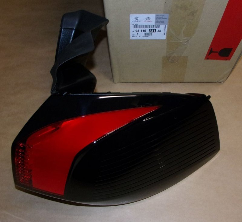 Feu arrière Peugeot 5008 droit, 9811028180, 9811028180, 