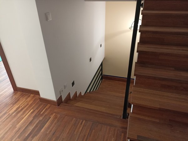 Schody i podłoga z drewna merbau prywatna rezydencja