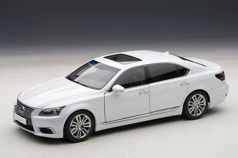 AUTOART LEXUS LS600HL 2013 SKALA 1:18