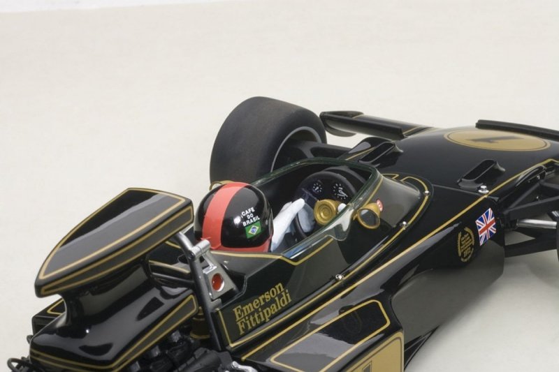 AUTOART LOTUS 72E #1 FITTIPALDI 1973 (WITH DRIVER FIGURINE FITTED) (COMPOSITE MODEL/NO OPENINGS) SKALA 1:18