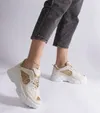 Beżowe sneakersy damskie z brokatowymi wstawkami Caraballo