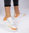 Biało-pomarańczowe sportowe sneakersy z ekoskóry Lavilia