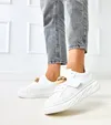 Białe sneakersy na platformie ze złotym akcentem Melania