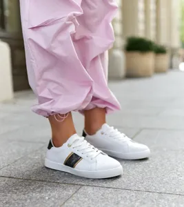 Białe sneakersy z ozdobnym paskiem Grada