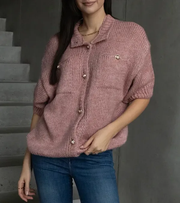 Sweter damski różowy z krótkim rękawem ozdobne guziki Shela