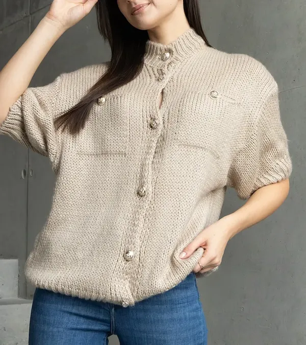 Sweter damski ciemnobeżowy z krótkim rękawem ozdobne guziki Shela