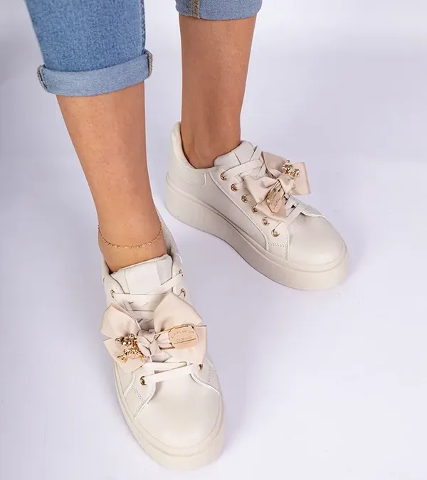 Beżowe sneakersy zdobione kokardką i złotym misiem Karinka