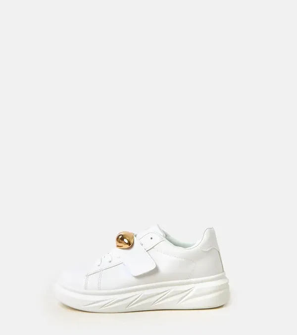 Białe sneakersy na platformie ze złotym akcentem Melania