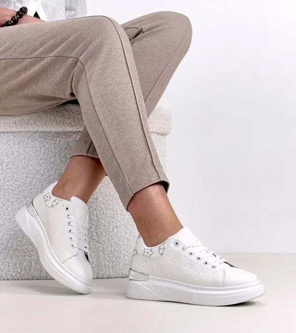 Białe Sneakersy Zdobione Tłoczeniem Peyton