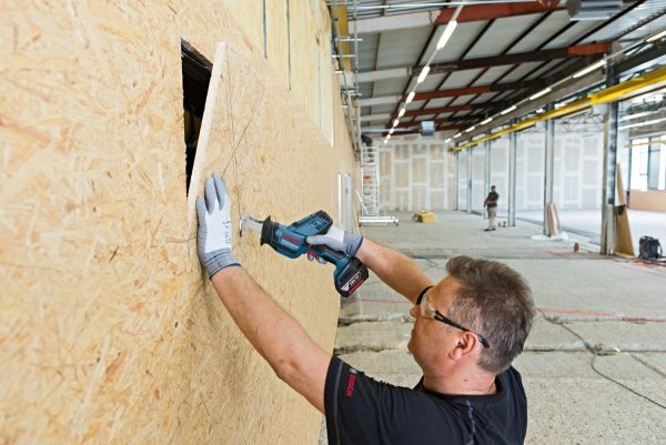 Akumulatorowa piła szablasta posuwowa Bosch GSA 18V-LI C 18V L-Boxx 136