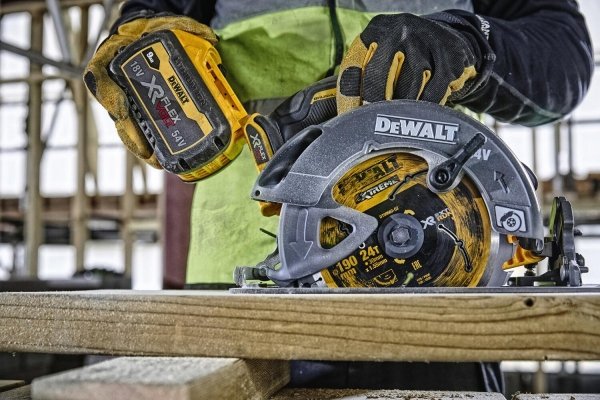 Akumulatorowa pilarka tarczowa DeWALT DCS578NT 54V XR FLEXVOLT 190mm