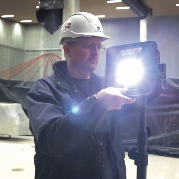 Zestaw naświetlacz LED Scangrip NOVA 4K ze statywem 2m 4000 lm