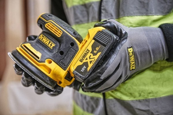 Akumulatorowa szlifierka mimośrodowa DeWALT DCW210N 125 mm 18V z silnikiem bezszczotkowym 