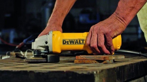Szlifierka kątowa DeWalt DWE4257 125mm z regulacją obr. 1500W