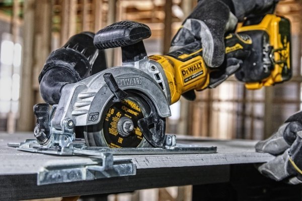 Kompaktowa pilarka tarczowa DeWALT DCS571N 18V 115mm 