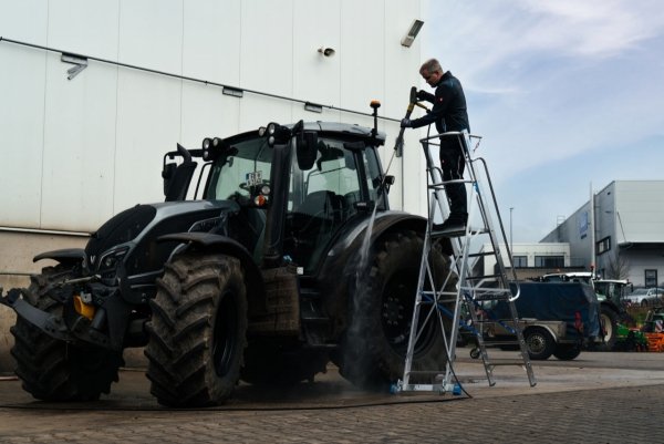 Drabina wolnostojąca jezdna z platformą oraz barierkami zabezpieczającymi  7 stopni  Krause Stabilo 127518