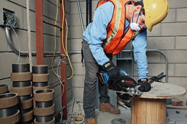 Akumulatorowa pilarka tarczowa do metalu Bosch Professional GKM 18V-50