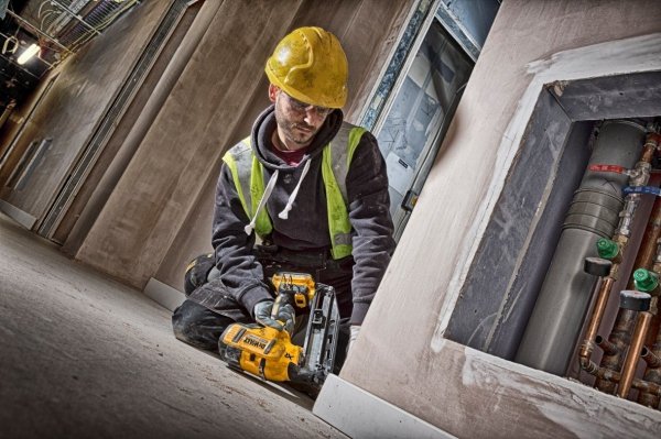 Gwoździarka DeWALT DCN692N XR Li-Ion 18V 2-biegowa