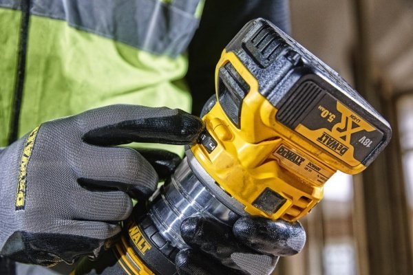 Frezarka akumulatorowa DeWALT DCW604NT 18V XR 8MM (1/4&quot;)