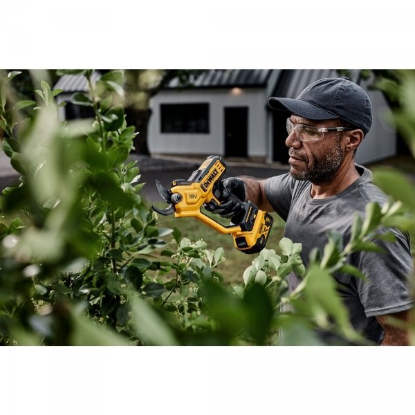 Akumulatorowy sekator DeWALT DCMPP568N 18V XR do gałęzi 38mm
