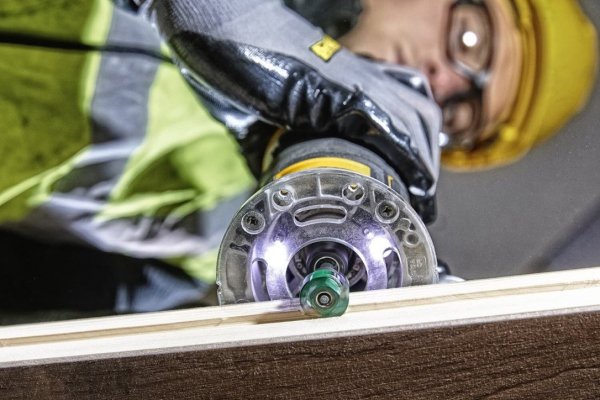 Frezarka akumulatorowa DeWALT DCW604N 18V XR 8MM (1/4&quot;)