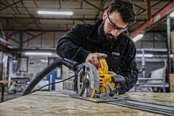 Pilarka tarczowa DeWALT DWE576K  1600W 61mm do stosowania z szynami prowadzącymi