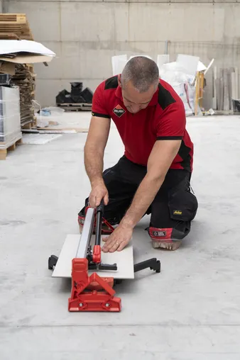 Asymetryczna jednoprowadnicowa przecinarka ręczna do płytek RUBI RWK-650