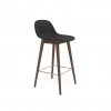 Muuto FIBER Hoker z Oparciem - Stołek Barowy 65 cm Ciemnobrązowy / Siedzisko Tapicerowane - Czarny
