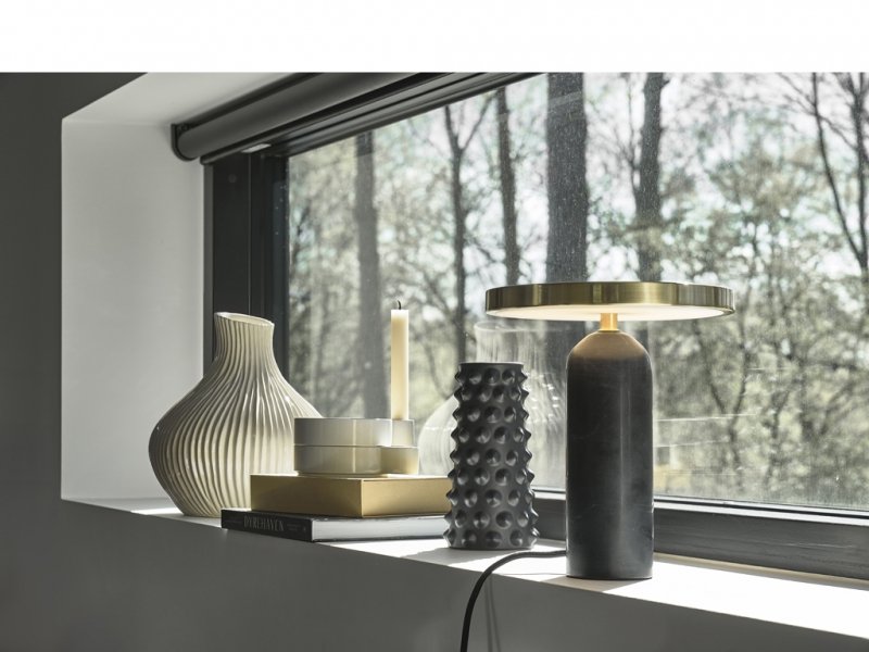 Villa Denmark VILJA Marmurowa Lampa Stołowa ze Stalowym Kloszem / Czarna