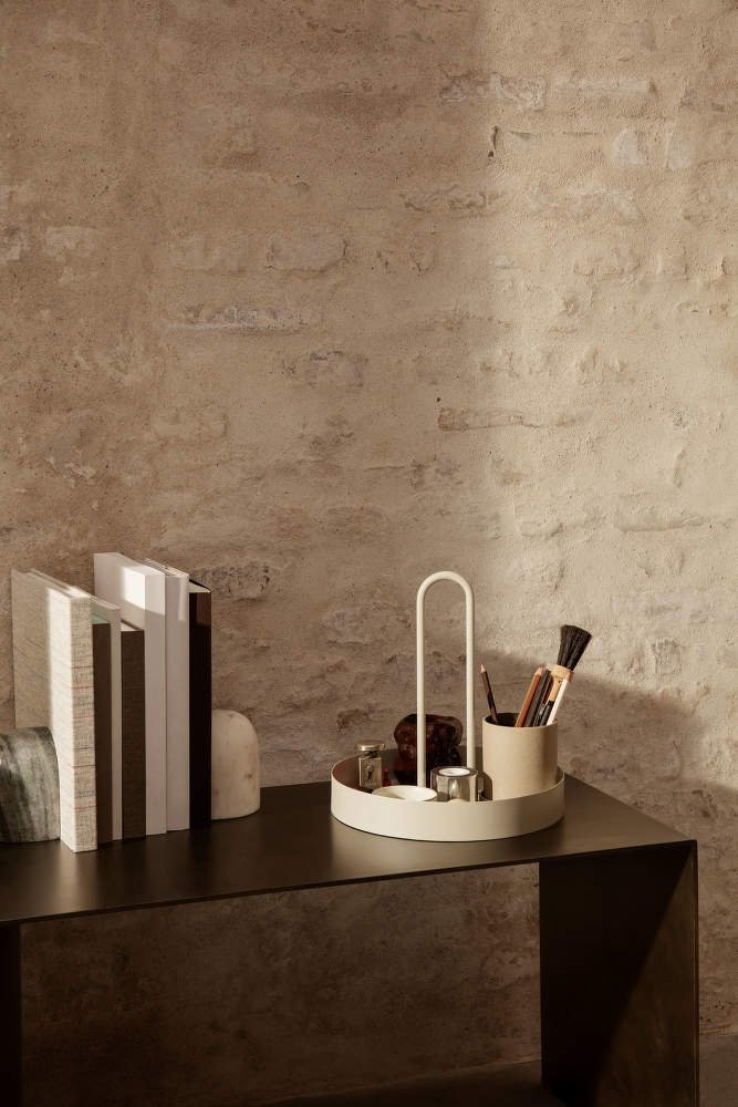 Jasnoszara taca ferm LIVING wykonana z metalu