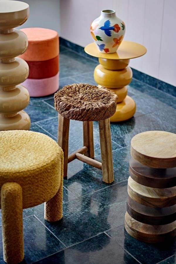 designerski stolik z rzeźbiarską podstawą żółty