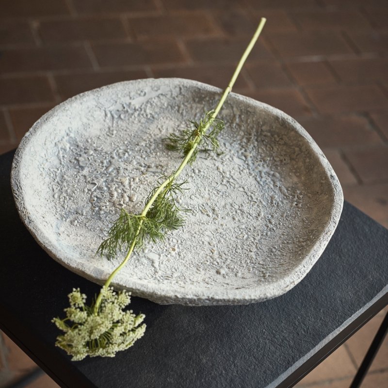 Taca dekoracyjna MUUBS Luna Grey z terakoty na trzech kulistych nóżkach