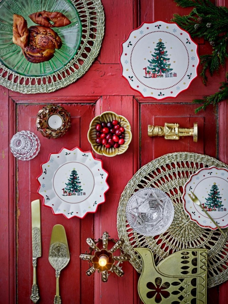 Talerz Bloomingville Naive – ręcznie malowany bożonarodzeniowy wzór