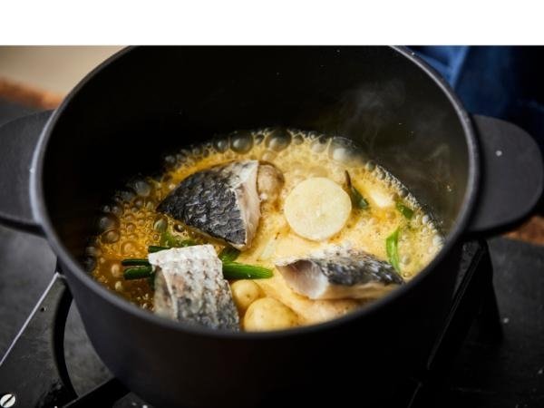Holm CAST IRON Garnek Żeliwny z Pokrywką 4 l Czarny