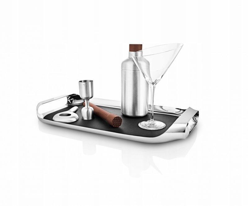 Stylowa srebrna taca Eva Solo na stole jadalnianym