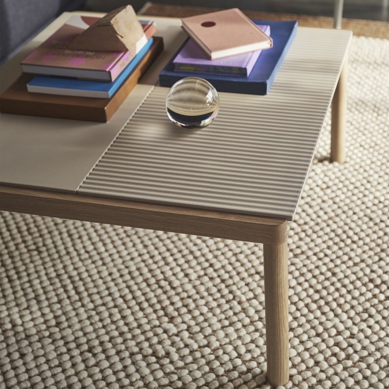 Muuto COUPLE Stolik Kawowy z Ceramicznym Blatem 84x40 cm / Jasny Dąb - Blat Wavy Piaskowy Sand