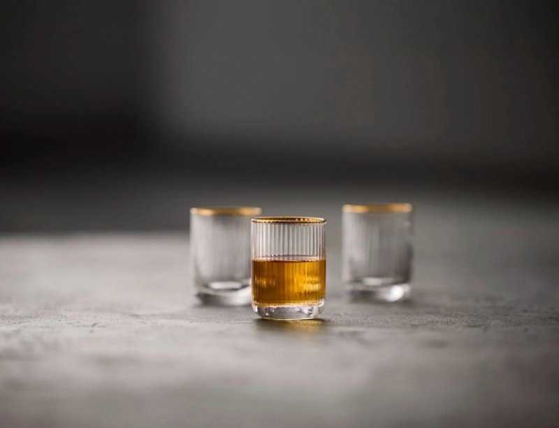 Eleganckie kieliszki z ręcznie malowaną złotą krawędzią Palermo