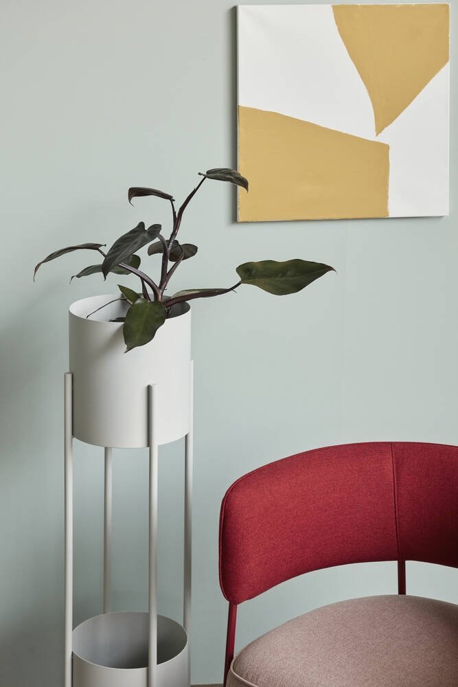 Minimalistyczne donice na stelażu w stylu skandynawskim