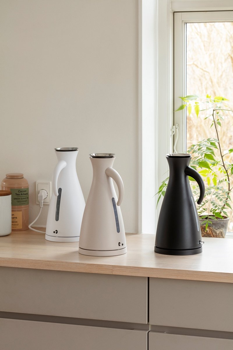 Minimalistyczny czajnik elektryczny Eva Solo w kolorze beżowym matowy