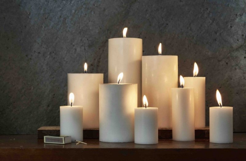 Villa Collection PILLAR Duża Świeca Bryłowa 25 cm Biała