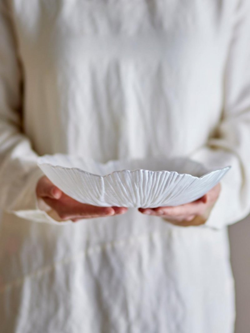 Biała misa dekoracyjna Iani wykonana ze szkła