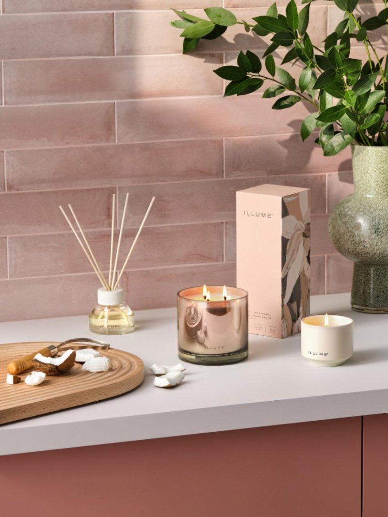 Dyfuzor Coconut Milk Mango ustawiony w jasnej, tropikalnej aranżacji wnętrza