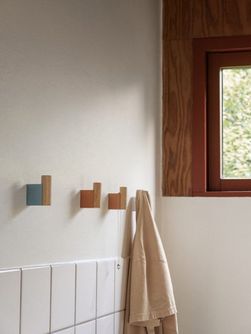 Muuto ATTACH Wieszak Ścienny na Ubrania / Ręczniki 2 Szt. Dąb / Niebieski