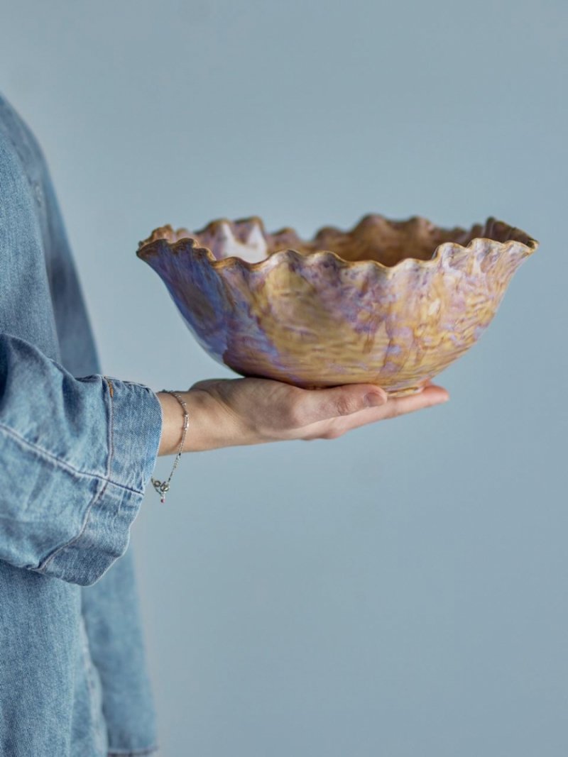 Jasna misa z reaktywną glazurą i falowanym rantem